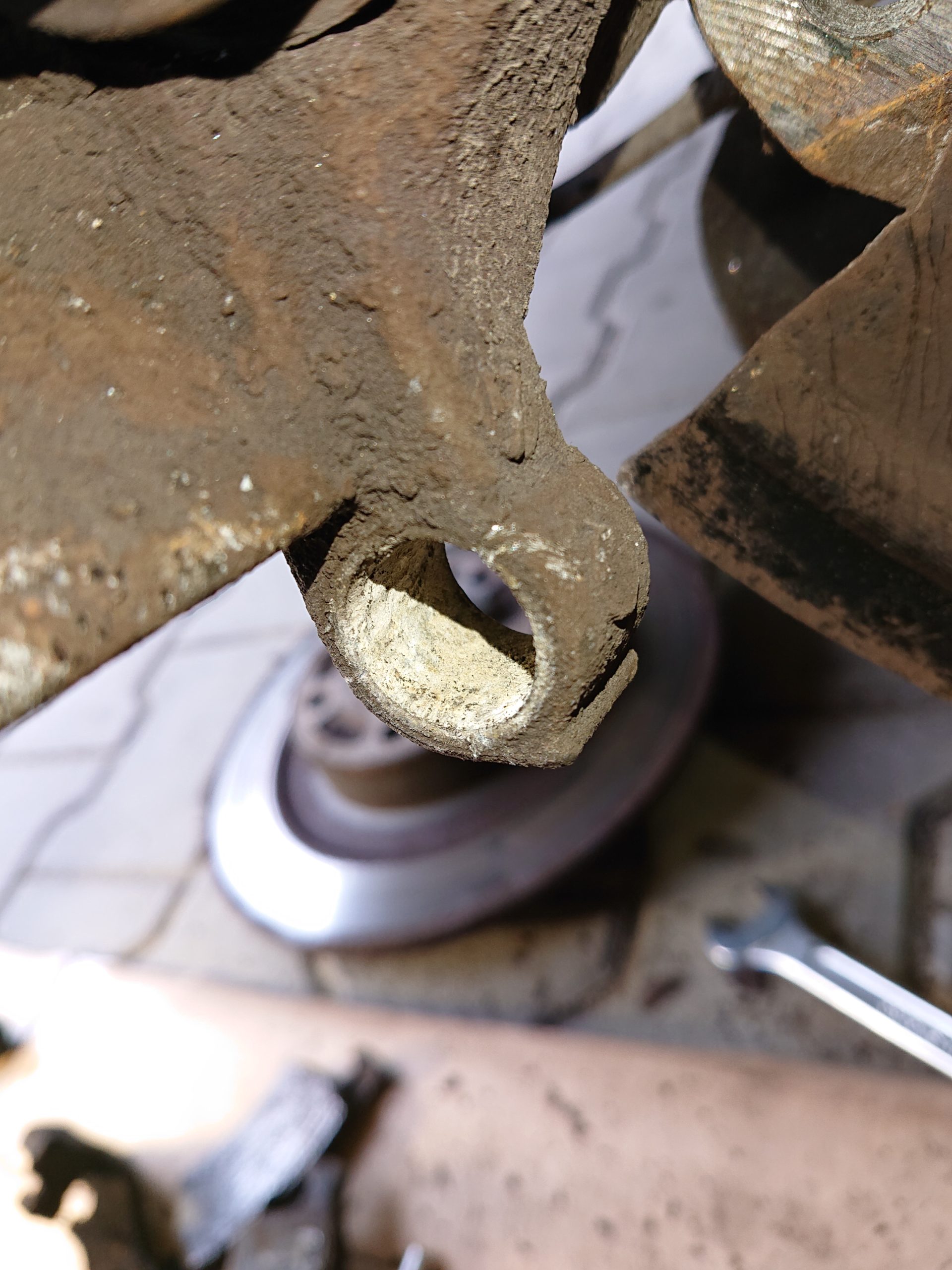 DSC_8393 Zoxidované oko po sundání gumového rukávu. Toto je pouze lehký případ oxidace umí být mnohem masivnější.