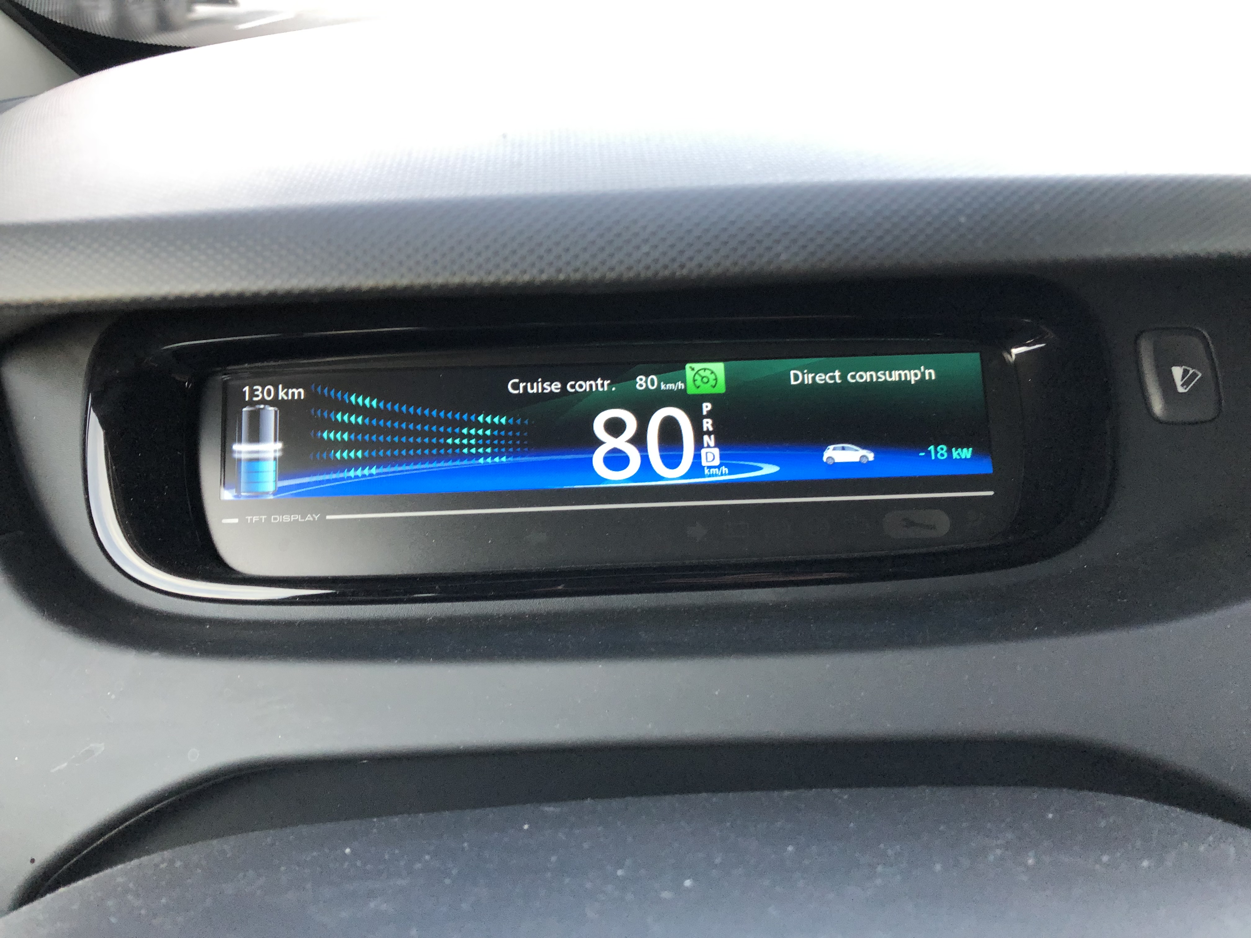 Ukázka rekuperace brzdné energie. V tomto okamžiku vůz rekuperoval 18kWh. Ukázka rekuperace brzdné energie. V tomto okamžiku vůz rekuperoval 18kWh.