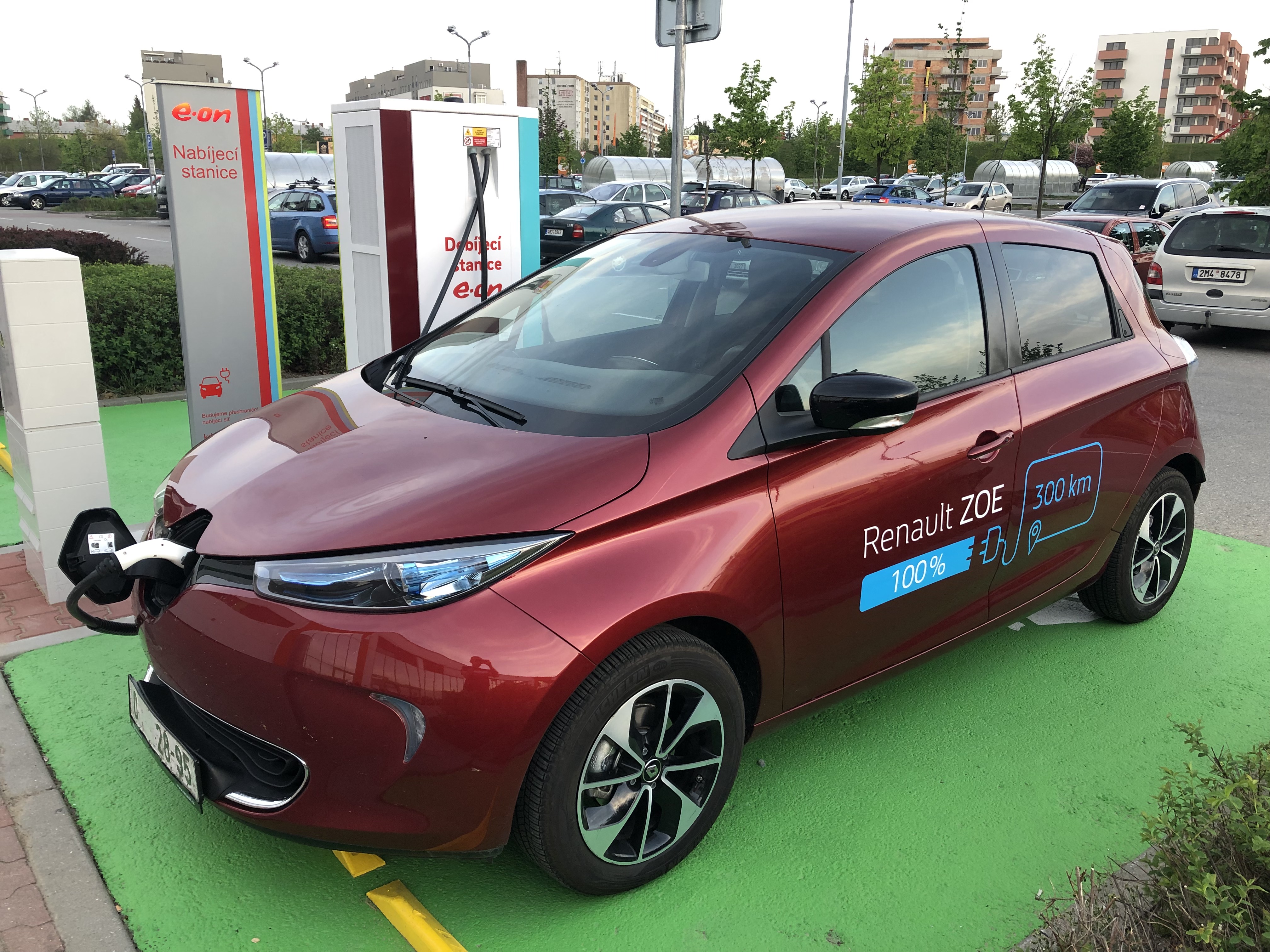 IMG_0390 Nabíjení Renaultu ZOE na vymezeném místě pro elektromobily.