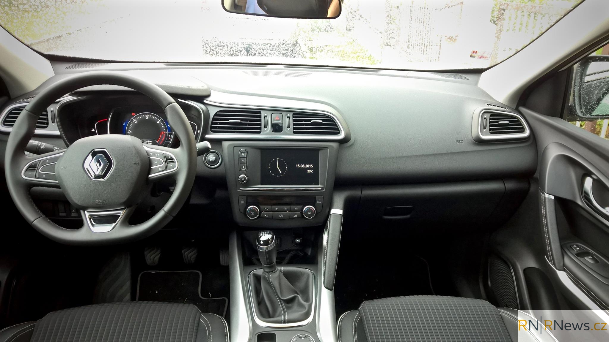 Interiér je špičkově udělaný. Potěší příjemné materiály a dobrá ergonomie.. Škoda jen drobných chyb.