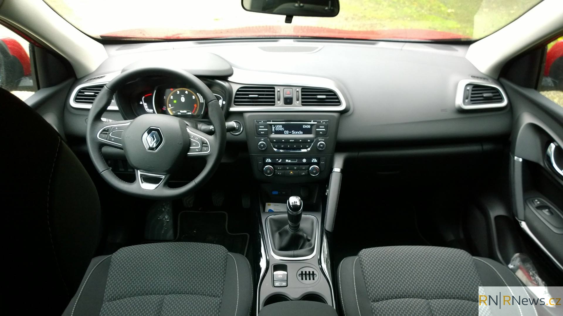 Interiér provedení ZEN bez příplatkové navigace.