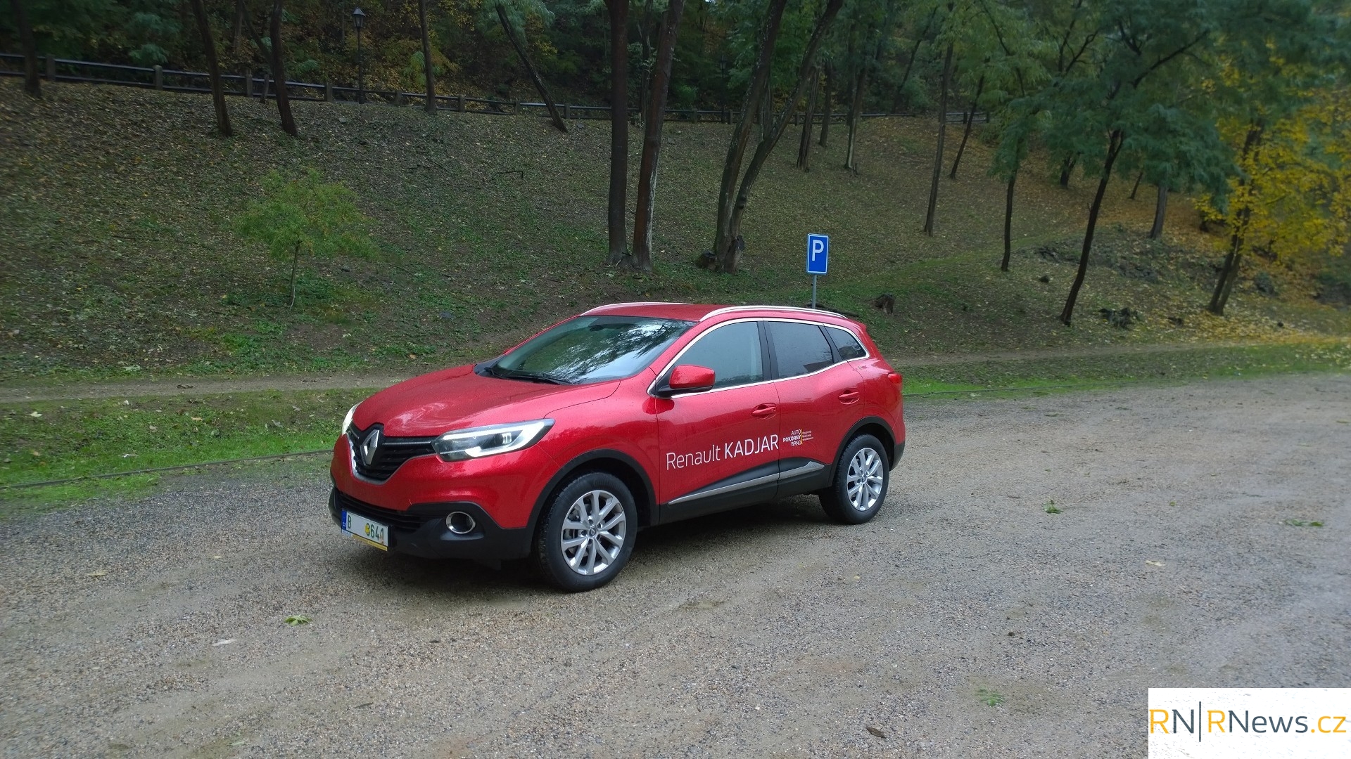 KADJAR je krasavec i na základních 17" kolech. Obzvláště v příplatkové červené metalíze Flamme.