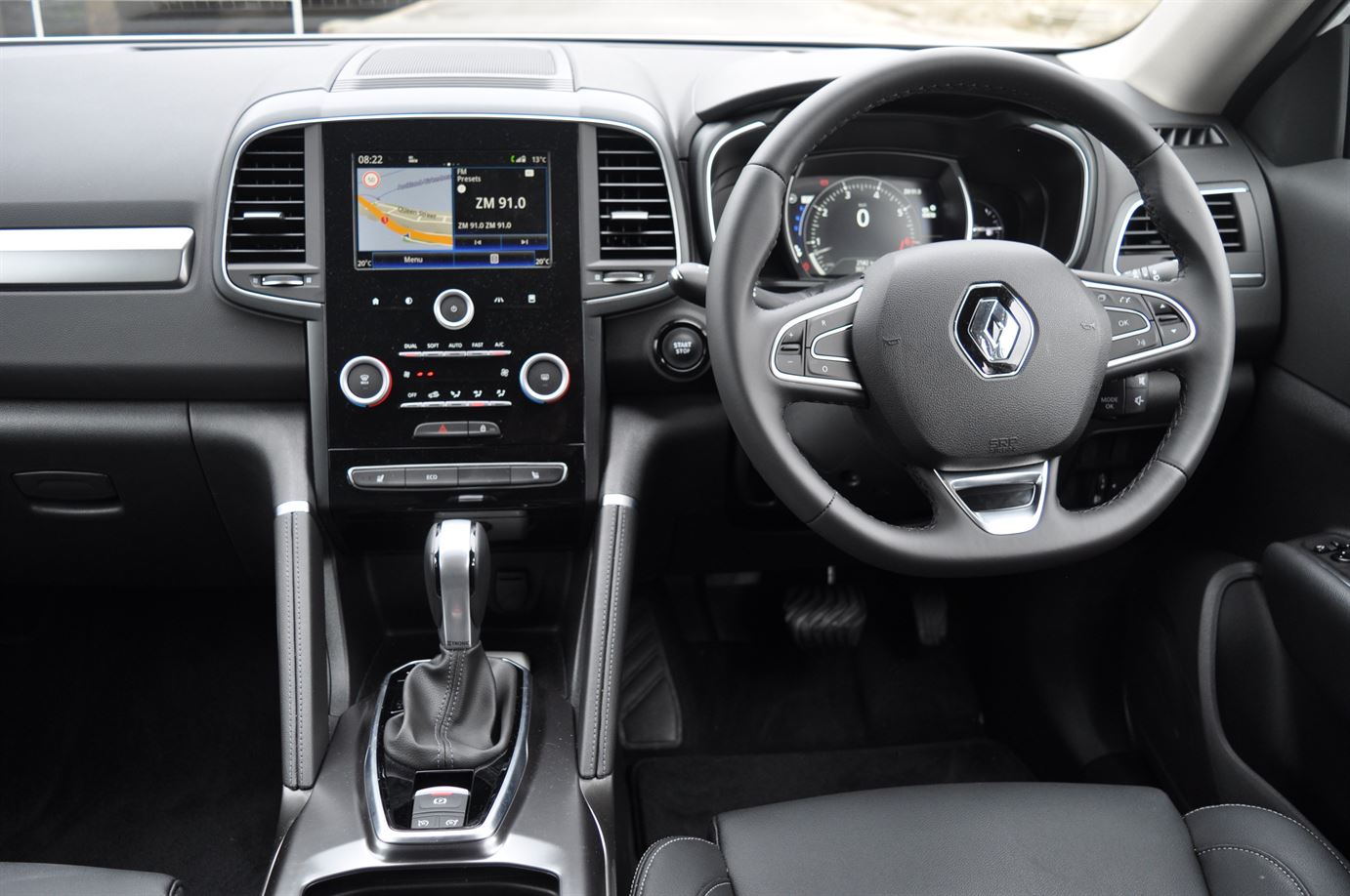 2016-Renault-Koleos-Zen-dash Ve výbavě ZEN bude k dispozici menší ze dvou velikostí systému R-Link 2. Foto pochází z verze s levostranným řízením.