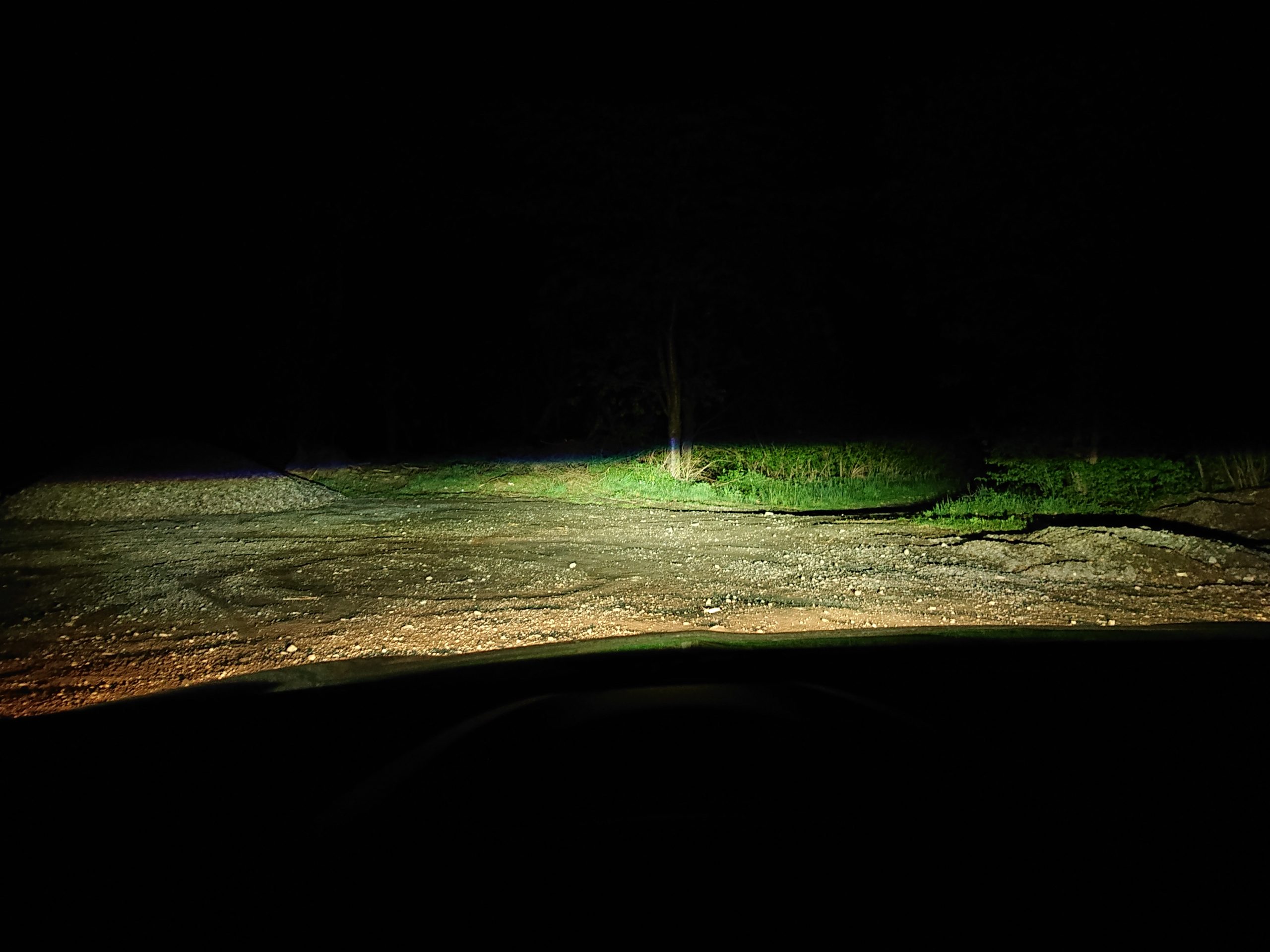 DSC_7693 Potkávací LED Pure Vision s halogenovými mlhovkami. Žlutá oblast vepředu je viditelná jen když se přitáhnete k volantu. Při běžném posedu vám ji zakryje kapota.