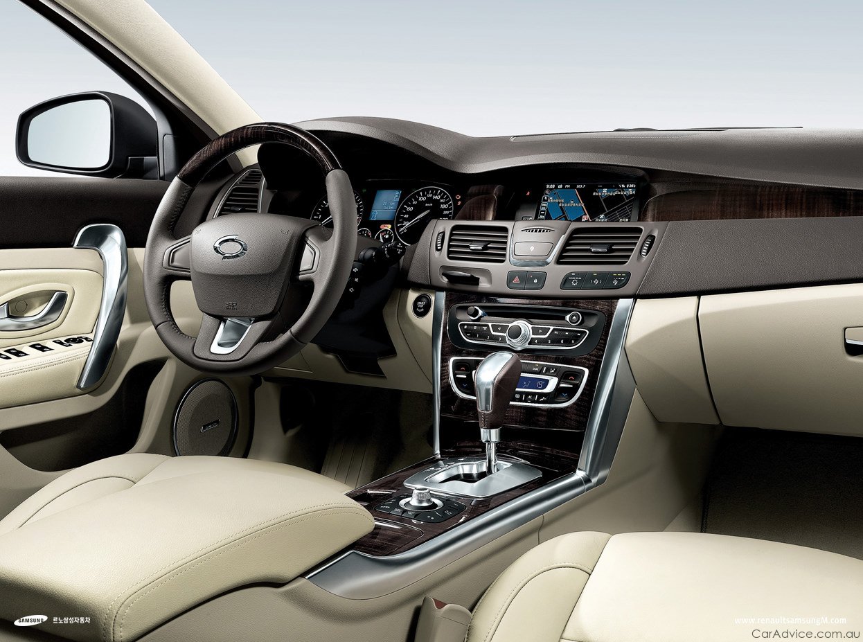 RenaultSamsungSM5-interior Zatímco v Evropě měl Latitude těžkopádnou palubní desku, korejská verze měla horní část převzatou z Laguny 3. Vypadá mnohem příjemněji a hodnotněji než evropská verze.