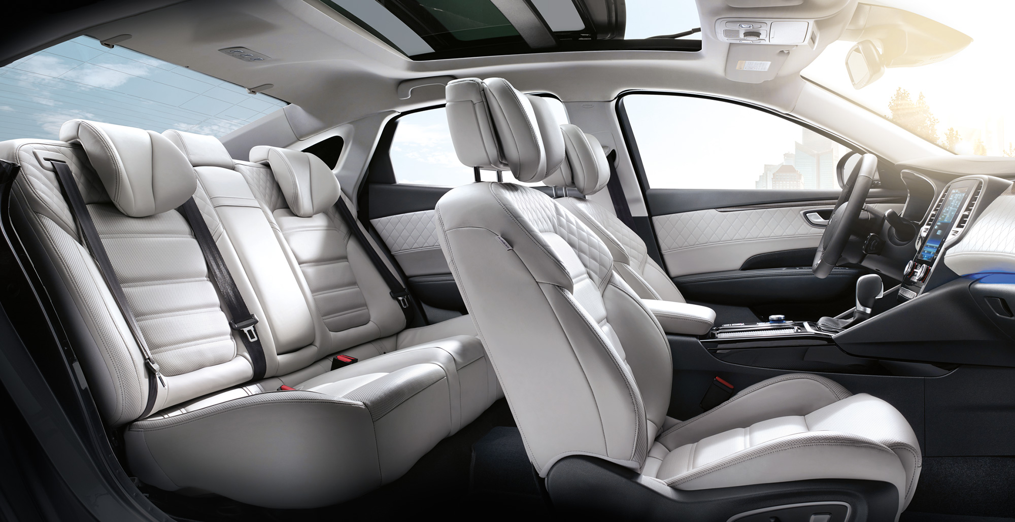 samsung_sm6_9 Korejská verze má pro zadní cestující rozklápěcí opěrky hlavy s funkcí Comfort. Kéž by je Renault přinesl i do Evropy stejně jako vyhřívání zadní sedačky!