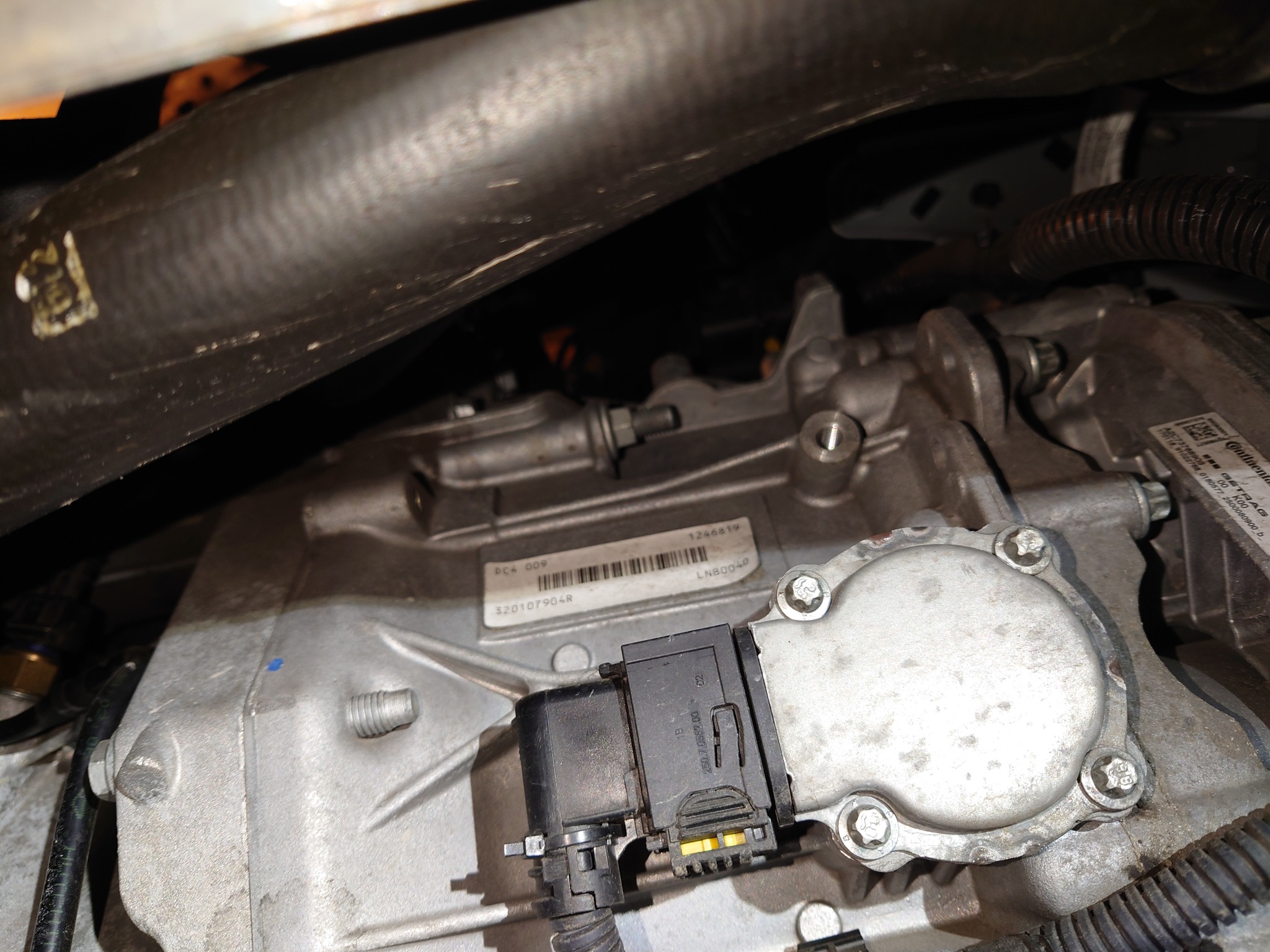 329200663_860587775215451_1876488497883179964_n Jeden ze dvou elektromotorů pro ovládání spojek. Každá spojka má svůj vlastní elektrický aktuator.